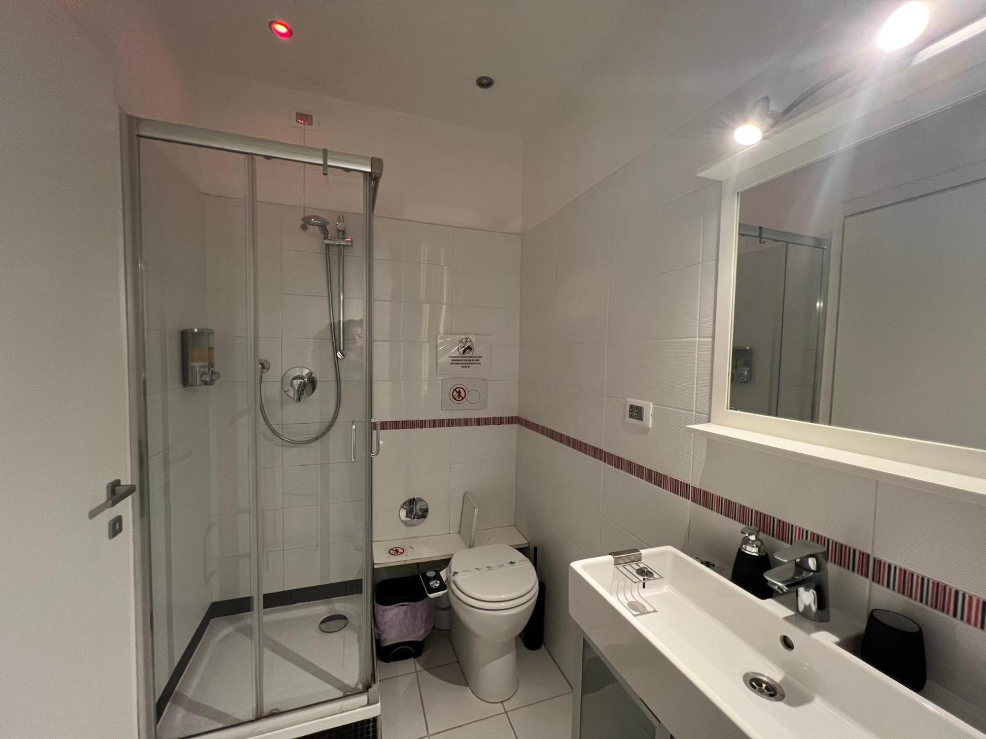 Whatshouse 3* Rom